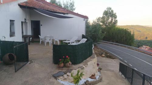 La puerta el sol في Villanueva del Conde: منزل مع شرفة مع طاولة وكراسي