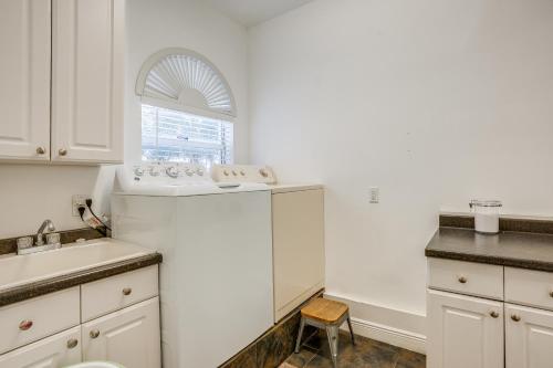 O bucătărie sau chicinetă la Pool and Boat Dock Pet-Friendly Cape Coral Home