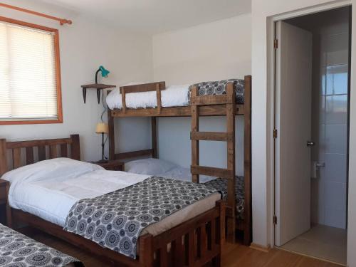2 beliches num quarto com uma porta em Room in Lodge - I Valparaluz House 4 People, Private Bathroom em Valparaíso