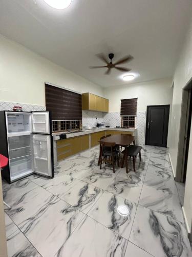 Η κουζίνα ή μικρή κουζίνα στο Rumah Tamu Zeha Muar Johor