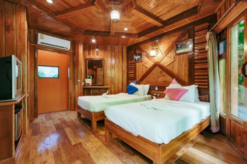 Postel nebo postele na pokoji v ubytování Phu Pha Aonang Resort & Spa