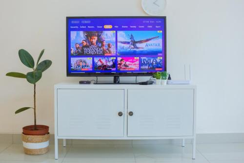 Μια τηλεόραση ή/και κέντρο ψυχαγωγίας στο Mount Austin IKEA, AEON 10mins -Pool View- C115