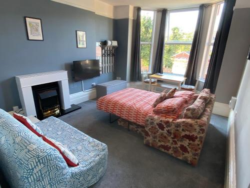 - un salon avec un canapé et une cheminée dans l'établissement Well-appointed apartment in New Brighton, à New Brighton