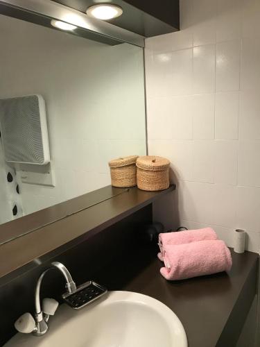 La salle de bains est pourvue d'un lavabo et d'une serviette rose. dans l'établissement Tignes : cocon luxueux au pied des pistes, à Tignes