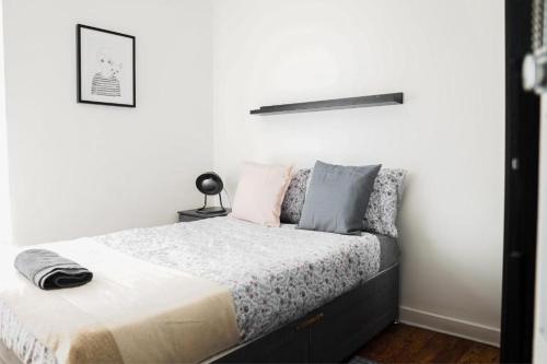 una camera da letto con un letto con cuscini rosa e grigio di Dally Private Bedroom Near to City Centre a Liverpool