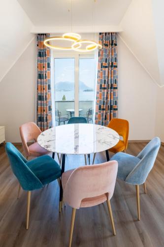 a dining room with a table and chairs at Residence Carl&Do in Baveno