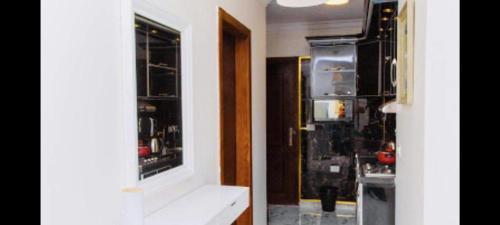 - une cuisine avec évier et une fenêtre dans la chambre dans l'établissement Porto Said Tourist Resort, à Port-Saïd