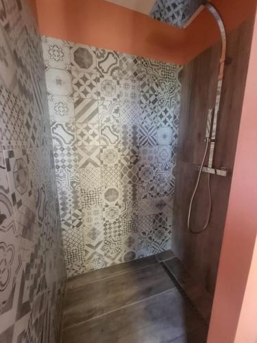 La salle de bains est pourvue d'une douche. dans l'établissement Aux jolies pierres, à Laouque