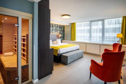 Habitación de hotel con cama, escritorio y silla en Thon Hotel EU en Bruselas