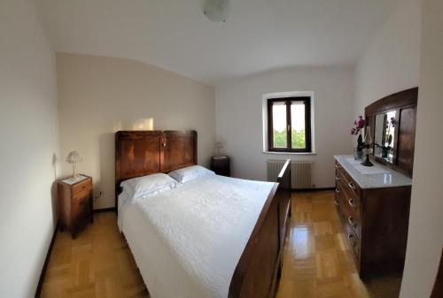 1 dormitorio con 1 cama grande y vestidor en Morgen en Aquiléia