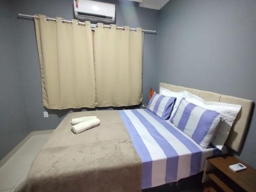 聖米格爾－杜戈斯托蘇的住宿－Recanto Celestino 3，一间卧室配有带两个枕头的床和窗户