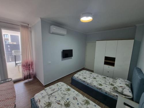 Cama o camas de una habitación en H&E Sea view 2-Bedroom Apt Qerret