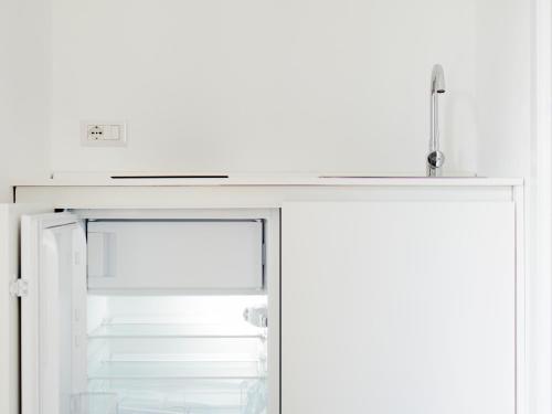 een open deur naar een koelkast met de deur open bij Il Gabbiano Suites in San Marco di Castellabate