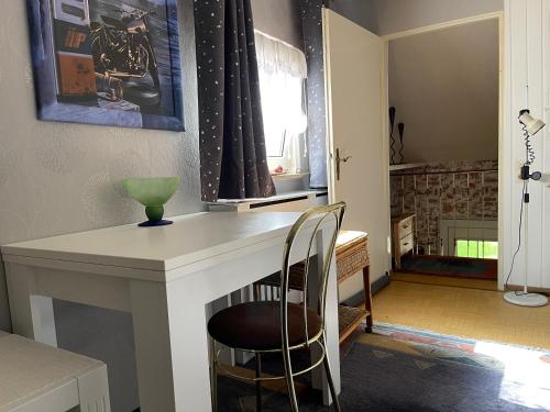a dining room with a table and a chair at Ferienwohnung Zur Heide in Rheine