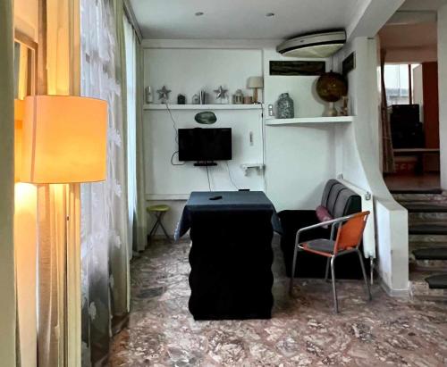 Cette chambre dispose d'une table, de chaises et d'une télévision. dans l'établissement Стаи за гости Алба, à Kazanlak