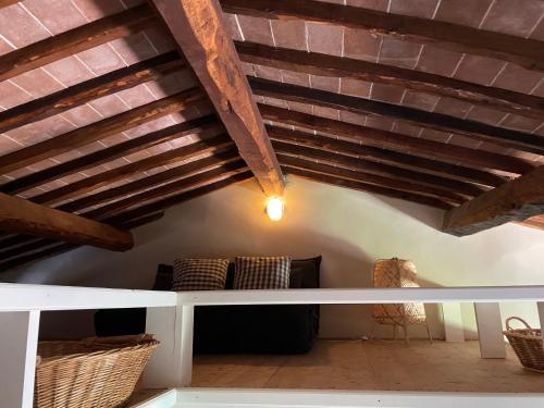 Cette chambre dispose d'une table blanche et de plafonds en bois. dans l'établissement Appartamento centro storico La Pulcianella, à Montepulciano