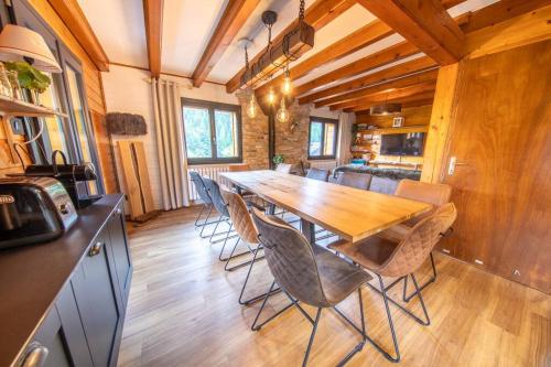 une salle à manger avec une table et des chaises en bois dans l'établissement F'amis Lodge, 10 à 20p et sauna, à Cornimont