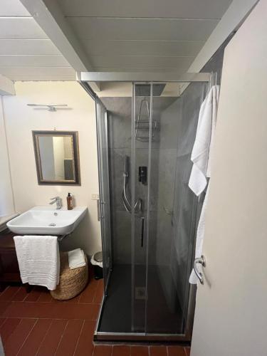 a bathroom with a shower and a sink at Appartamento centro storico La Pulcianella con vista in Montepulciano