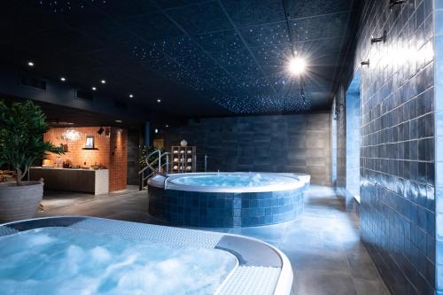 a jacuzzi tub in a room at ProfilHotels Calmar Stadshotell in Kalmar