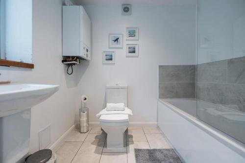 La salle de bains est pourvue de toilettes, d'un lavabo et d'une baignoire. dans l'établissement Hanson House, à Redcar