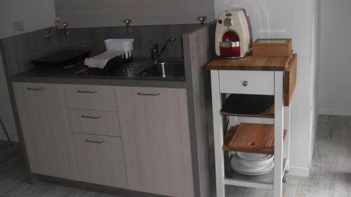 una piccola cucina con lavandino e servizi igienici di B&B Rooms a Moncalvo