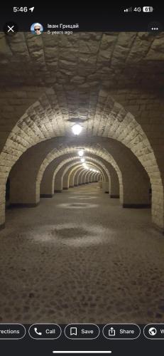 Un long tunnel avec une rangée de lumières dans le tunnel dans l'établissement El Andalous Apartments, à Hurghada