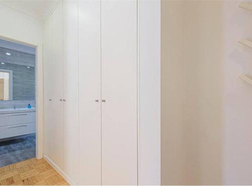 Habitación blanca con armarios blancos y baño. en HOUZE_4 room apartment in Central Lisbon near Zoo en Lisboa