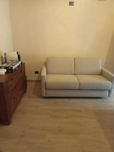 sala de estar con sofá y mesa en Casa DiBiLeo, en Demonte