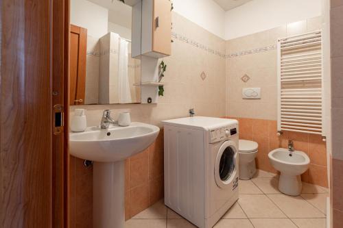 een badkamer met een wastafel en een wasmachine bij H11 [Bussana 2A] Mare in Bussana Nuova