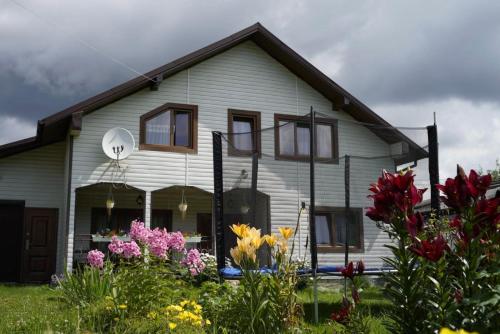 a house with flowers in front of it at Садиба Файна Гофа in Verkhovyna