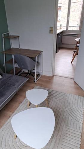 um quarto com duas mesas brancas e uma secretária em Superbe T2 proche gare & centre em Amiens