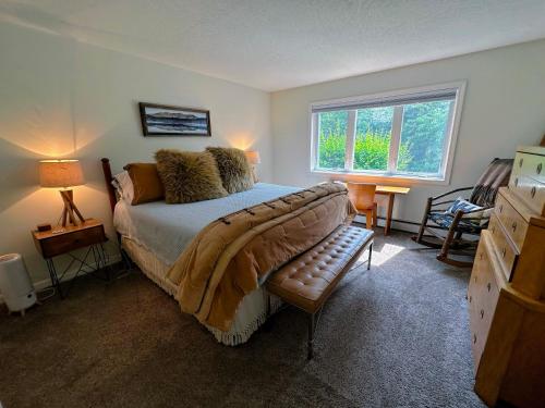 1 dormitorio con cama y ventana en FV44 tastefully updated single level with AC, WiFi en Bretton Woods
