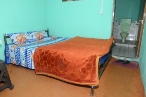 Un dormitorio con una manta de jirafa en una cama en Everett Hut, en Darjeeling