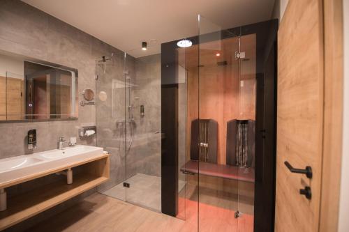 A bathroom at Das Lenz by Inncomer