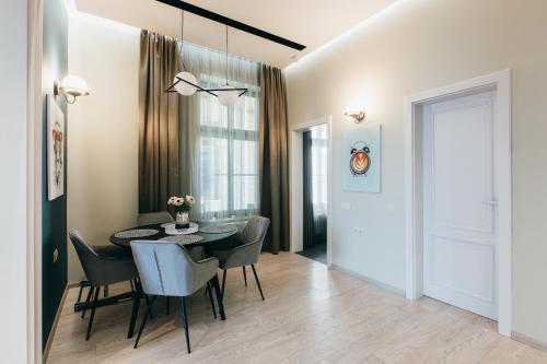 a dining room with a table and chairs at NOZON Apartments & Wellness in Odorheiu Secuiesc