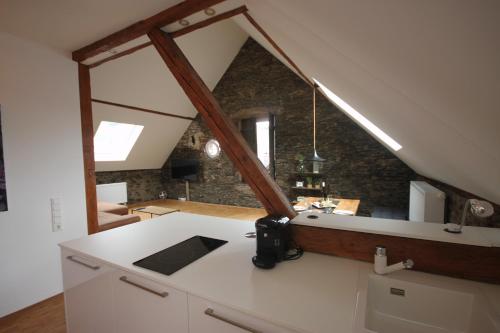 eine Küche mit einer weißen Arbeitsplatte in einem Zimmer in der Unterkunft Moselloft Zeltingen-Rachtig in Zeltingen-Rachtig