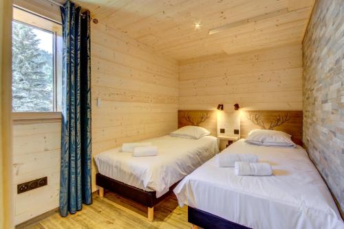 - 2 lits dans une cabane en rondins avec fenêtre dans l'établissement Bretalet A2, à Morzine