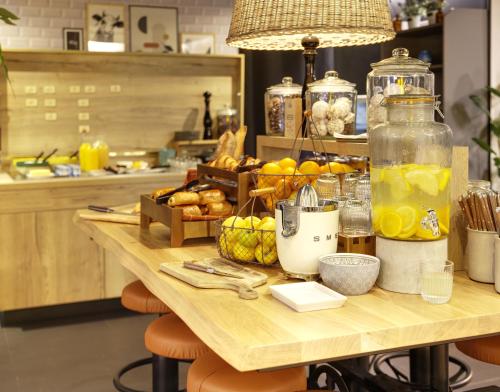 Una mesa en una cocina con un montón de comida. en Campanile Nature - Taverny, en Taverny