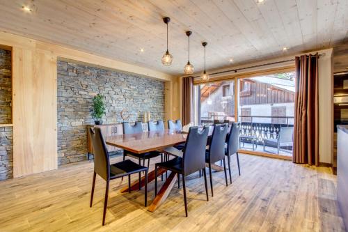 une salle à manger avec une table et des chaises en bois dans l'établissement Bretalet A2, à Morzine