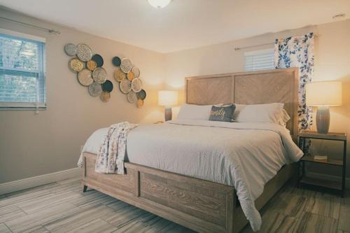 ein Schlafzimmer mit einem großen Bett und zwei Lampen in der Unterkunft The Lake House (Tampa / LUTZ area) in Lutz