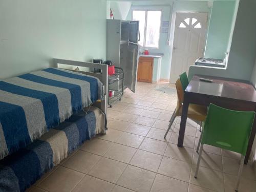 een slaapkamer met een bed, een tafel en een bureau bij Apart Eva Luna Departamentos y Habitaciones con baño privado in Las Grutas