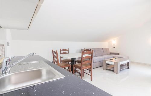 eine Küche und ein Wohnzimmer mit einem Sofa und einem Tisch in der Unterkunft Beautiful Apartment In Funtana With Wifi in Funtana