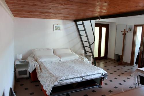 ヴィエトリにあるCasa Agneseのはしご付きの部屋にベッド付きのベッドルームがあります。