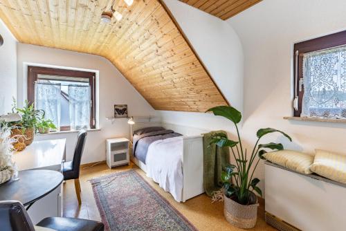 ein Schlafzimmer mit einem Bett und einem Tisch in einem Zimmer in der Unterkunft Ferienwohnung Kalkau in Lichtenstein