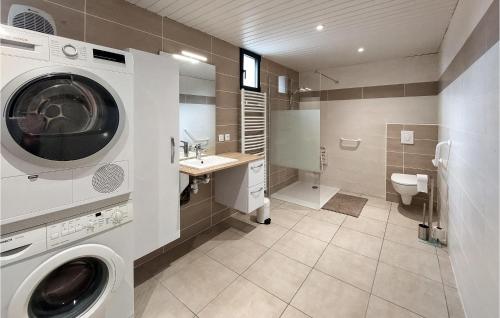 y baño con lavadora y lavamanos. en Stunning Home In Saint-hostien With Kitchen en Saint-Hostien