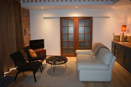 a living room with a couch and two chairs at Au Bonheur d'Aimée à 14 min de Pairi Daiza in Montignies-lez-Lens