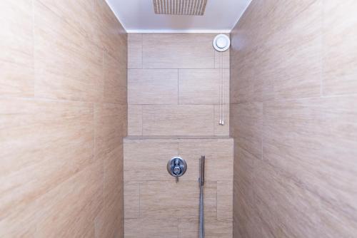 拉格朗德默特的住宿－Grand T2 ensoleillé，浴室内配有淋浴和头顶淋浴