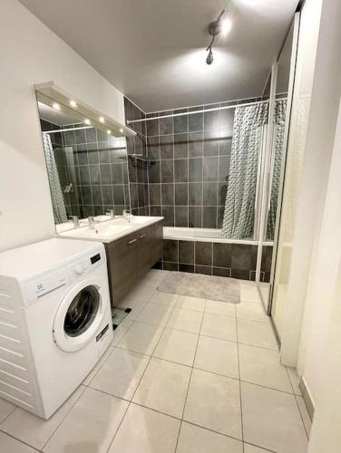 La salle de bains est pourvue d'un lave-linge et d'un lavabo. dans l'établissement Magnifique chambre Avec terrasse (option clim ), à Bagneux