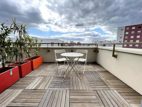d'une terrasse avec une table et des chaises sur un balcon. dans l'établissement Magnifique chambre Avec terrasse (option clim ), à Bagneux