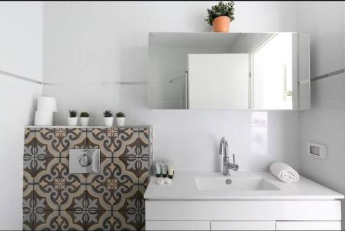 Et badeværelse på One bedroom Machane Yehuda Design Apartment